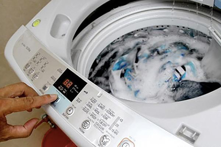 Phải làm sao khi quần áo bị đóng cặn bột giặt khi giặt bằng máy?